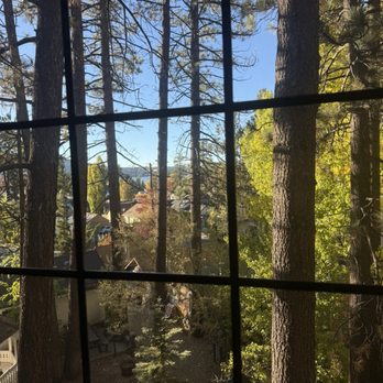 Castlewood Cottages - Views from treehouse room - Hotels Near Me - Big Bear Lake, California Castlewood Cottages - Views from treehouse room - Hotels Near Me - Big Bear Lake, California