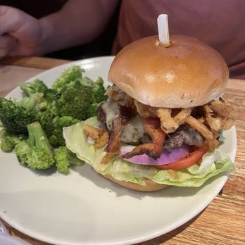 Applebee's Grill + Bar - Who's - Sports Bars Near Me - Staten Island, New York