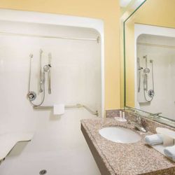 Super 8 by Wyndham Bay City - Guest room bath