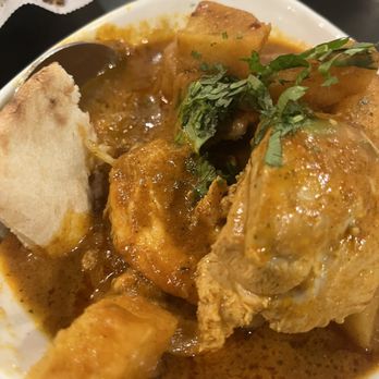Curry & More - Chicken Vindaloo with plain nan  Spicy level: 7 w/ more spicy sauce  SO GOOD - Indian Near Me - Oceanside, California