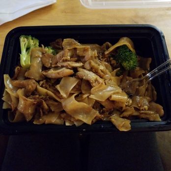 Dome Pochana - Pad Se Yu (Chicken) - Thai Near Me - Sylmar, California