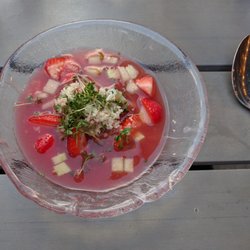 Rebell - Tartar på pilgrimsmussla,  lök,  jordgubbar,  gurka i en Vattenmelonsoppa. Lite riven pepparrot.