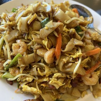 Royal Kitchen - Curry rice noodles (i.e. Chow Fun) - Cantonese Near Me - Bellevue, Washington