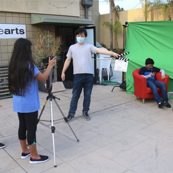 Venice Arts - Students filming for their group project using a green screen - Art Schools Near Me - Los Angeles, California Venice Arts - Students filming for their group project using a green screen - Art Schools Near Me - Los Angeles, California