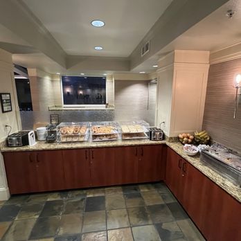 Silver Cloud - Great array of Pastries & condiment toppings. - Hotels Near Me - Seattle, Washington