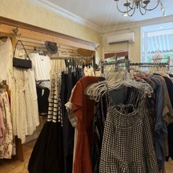 Diana's Boutique - Inside
