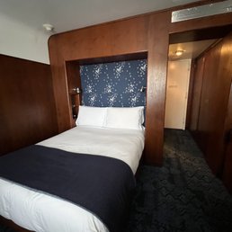 Queen sized bed room Queen sized bed room