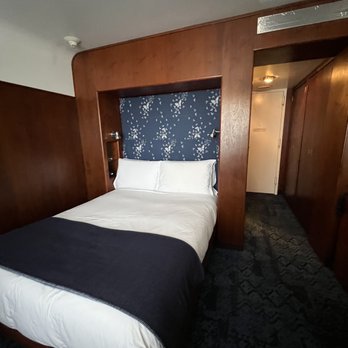 The Maritime Hotel - Queen sized bed room - Hotels Near Me - New York, New York The Maritime Hotel - Queen sized bed room - Hotels Near Me - New York, New York