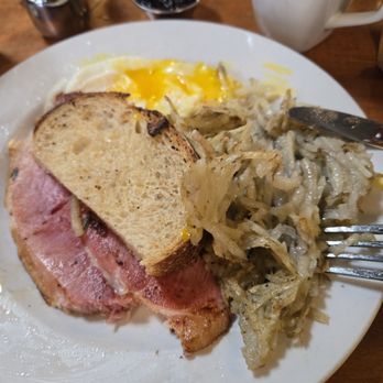 Matt's Big Breakfast - Hog and Chick Breakfast with grey, cold, undercooked, underseasoned hash browns and cold eggs. - Breakfast & Brunch Near Me - Phoenix, Arizona