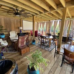 Town and Country Kafe - Covered outdoor patio
