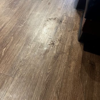 Me-n-Ed's Pizzeria - floors in dining area - Pizza Near Me - Oakhurst, California