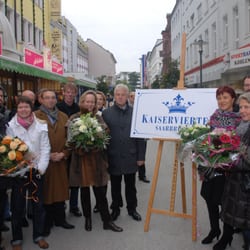 Kaiserviertel Saarbrücken - Gruppenfoto mit Oberbürgermeisterin Charlotte Britz & Gäste bei der Eröffnung des Kaiserviertel