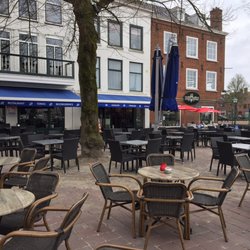 Stars - Het grote terras van buiten en zicht op zowel het restaurant als de ijssalon