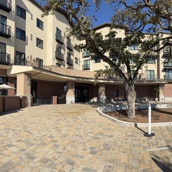 The Ava Hotel Paso Robles, Curio Collection by Hilton - Beautiful Grounds - Hotels Near Me - Paso Robles, California