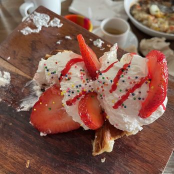 Corner Table - STRAWBERRY CROFFLE - Breakfast & Brunch Near Me - Redwood City, California