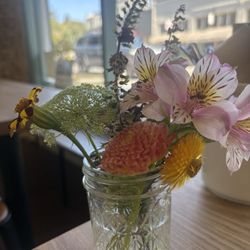 Tony Tutto Pizza - Nice flowers on every table
