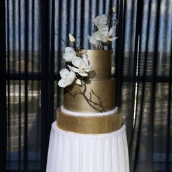 Gingerly Baked - The wedding cake setup!