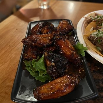 Raleigh's Pub - a plate of wings and a salad - American Near Me - Berkeley, California
