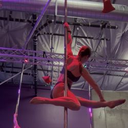 Ly's Pole Studio - L 2/3 pole class