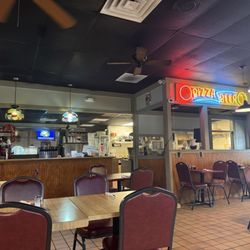 Victorio's II Winter Springs - Lunch time was not busy but other patrons came and went ... it's a secret gem!  You're welcome!!