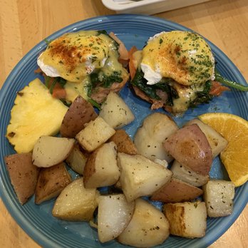 Café Kaila - Smoked salmon Benedict - Breakfast & Brunch Near Me - Honolulu, Hawaii Café Kaila - Smoked salmon Benedict - Breakfast & Brunch Near Me - Honolulu, Hawaii