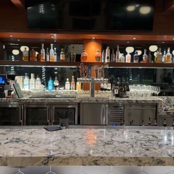 Selvin’s Restaurant & Lounge - The bar on the patio - New American Near Me - Thousand Oaks, California