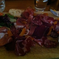 Le Rouge et Le Noir - Assiette de charcuterie avec abricots secs
