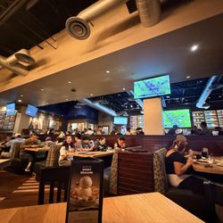 BJ's Restaurant & Brewhouse - Tv, view of the bar