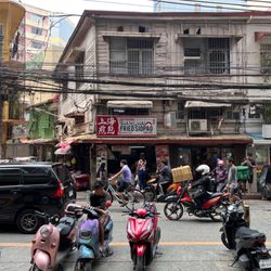Shanghai Fried Siopao - Street view 828 Ongpin st.  The original Shanghai fried Siopao