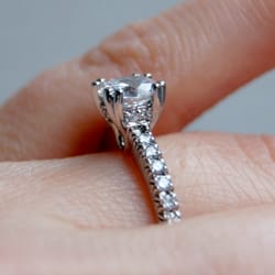 Jewelry-N-Loan - Beautiful diamond engagement ring