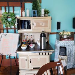 Sweet Lily Cakes & Cafe - Cute coffee bar set up