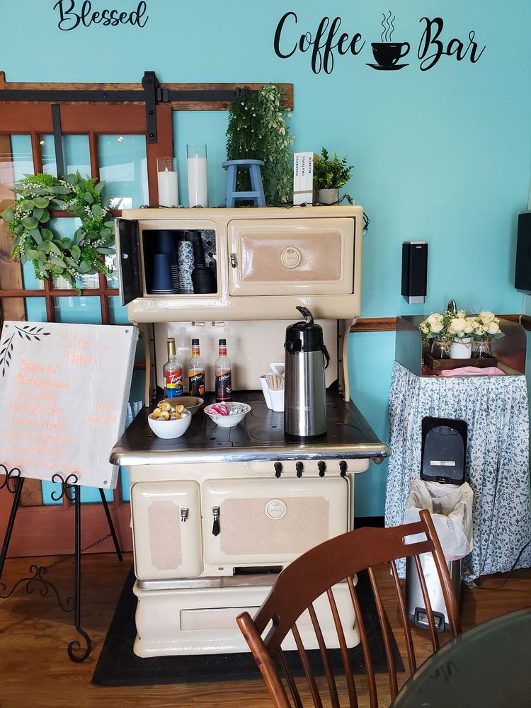 Sweet Lily Cakes & Cafe Logo