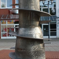 Marktplatz - Aus dieser ehemaligen Zuckerspindel ist ein Brunnen geworden ... :)