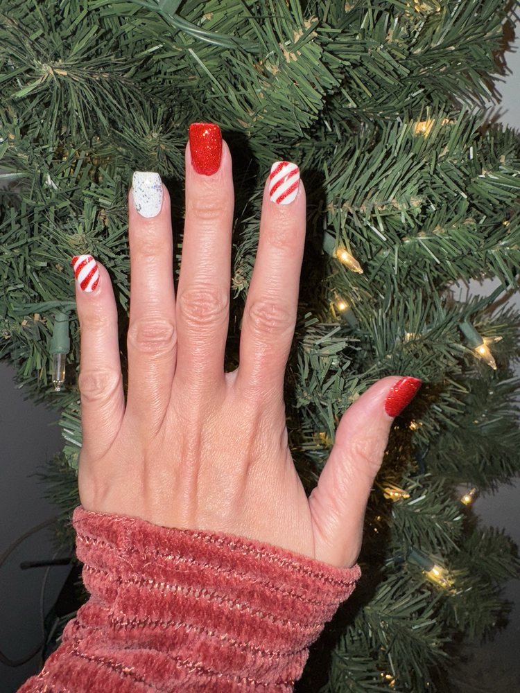 Queen Nails Logo