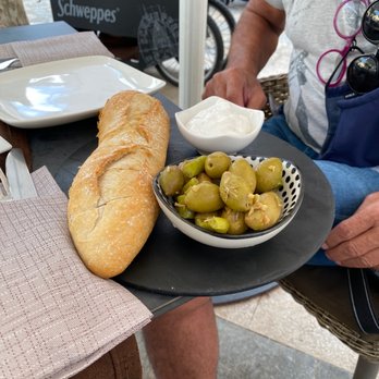 Q11 Onze - Bread with alioli - Italian Near Me - Pollença, PM