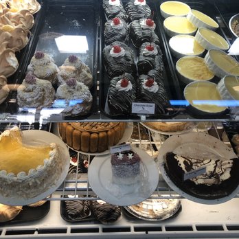 Linn's Restaurant - Bakery case - American Near Me - Cambria, California