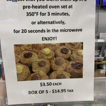 La Maison du Kouign-Amann - a sign stating customers to not eat - Bakeries Near Me - Ottawa, Ontario