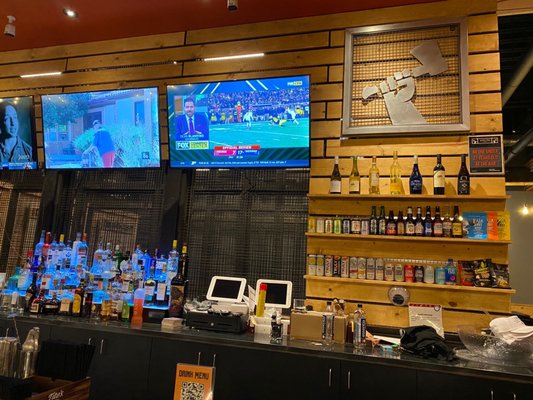 Dueling Axes Las Vegas | Axe Throwing Bar by null