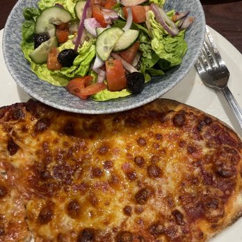 Bella Italia - Margarita pizza and side salad - Italian Near Me - London, XGL Bella Italia - Margarita pizza and side salad - Italian Near Me - London, XGL