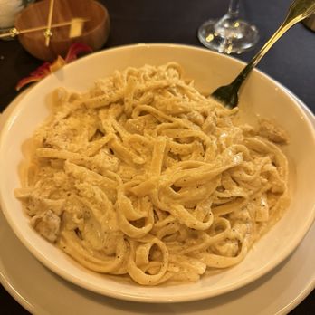 La Dicha - Fettuccine Alfredo with chicken - Italian Near Me - Miami, Florida La Dicha - Fettuccine Alfredo with chicken - Italian Near Me - Miami, Florida