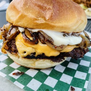 Silversmith Brewing - Black lager burger - Breweries Near Me - Niagara-on-the-Lake, Ontario Silversmith Brewing - Black lager burger - Breweries Near Me - Niagara-on-the-Lake, Ontario