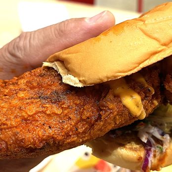 Dave's Hot Chicken - Closeup of my slider - Chicken Shop Near Me - Springfield, Oregon