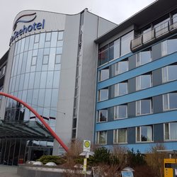 Seehotel Zeulenroda - Eingang außen - mit Bushaltestelle