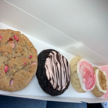 Crumbl - Minnetonka - Bakeries Near Me - Minnetonka, Minnesota