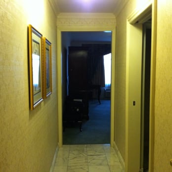Bristol Hotel - Marble tile in entry hall to room - Hotels Near Me - Campbell, California Bristol Hotel - Marble tile in entry hall to room - Hotels Near Me - Campbell, California