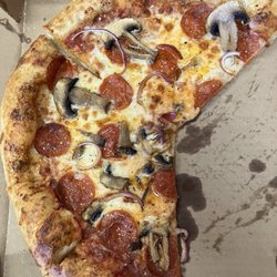 Roadrunner Pizza - Pepperoni/mushroom/red onion  Loved the pizza! Sauce, toppings, excellent mozzarella
