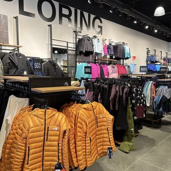 The North Face - Jackets - Women's Clothing Near Me - Commerce, California