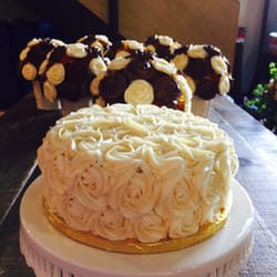Happy Belly Bakery - Gluten free wedding cake and cupcake flower bouquets