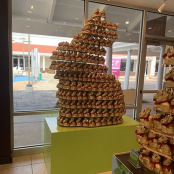 Lindt Chocolate Shop - Candy Stores Near Me - Wrentham, Massachusetts
