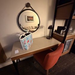 Hyatt Regency Orlando International Airport - Desk with mirror